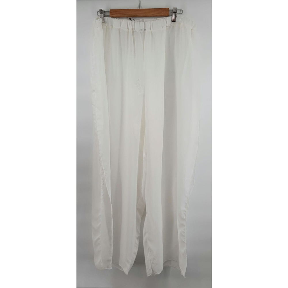 Boohoo off white polyester size 20 Swimsuit coverup pants.  Slits up the
legs.